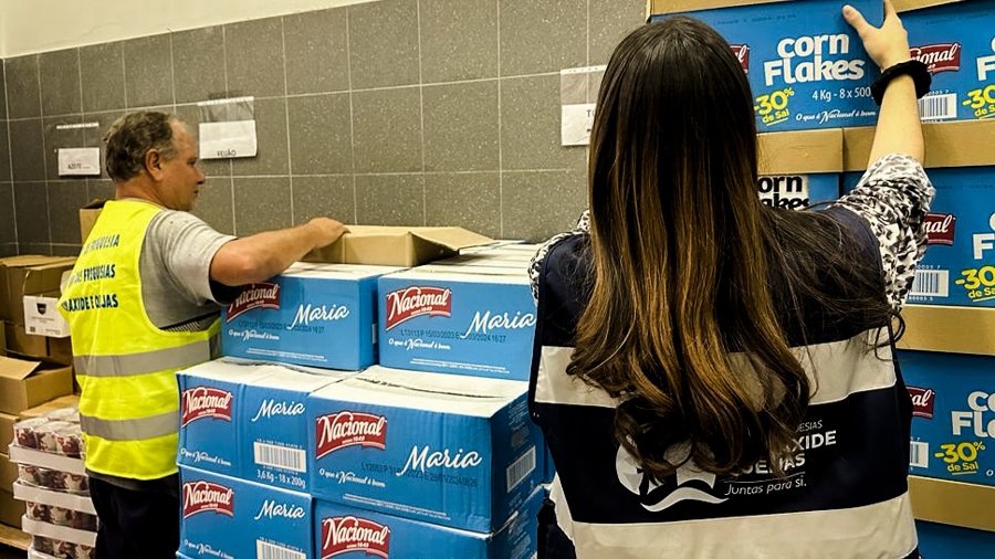 Entrega mensal de alimentos à população