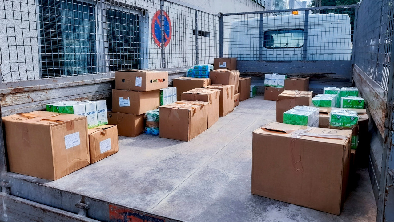 Entrega de bens alimentares à população referenciada
