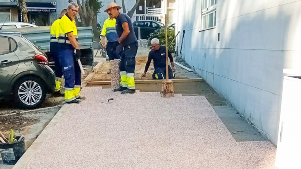 Substituição de calçada por lajetas antiderrapantes na Rua Almeida Garrett