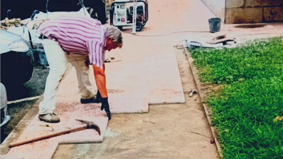 Substituição de calçada tradicional por piso antiderrapante