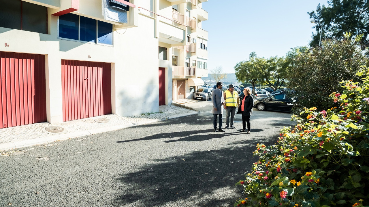Contacto com a população na Rua Avelar Brotero