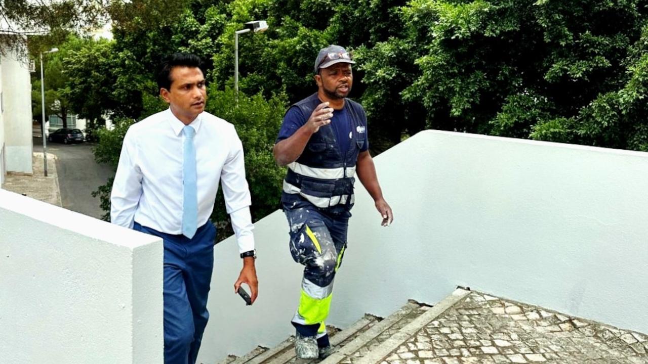 Trabalhos de pintura de muretes no Largo Frederico de Freitas