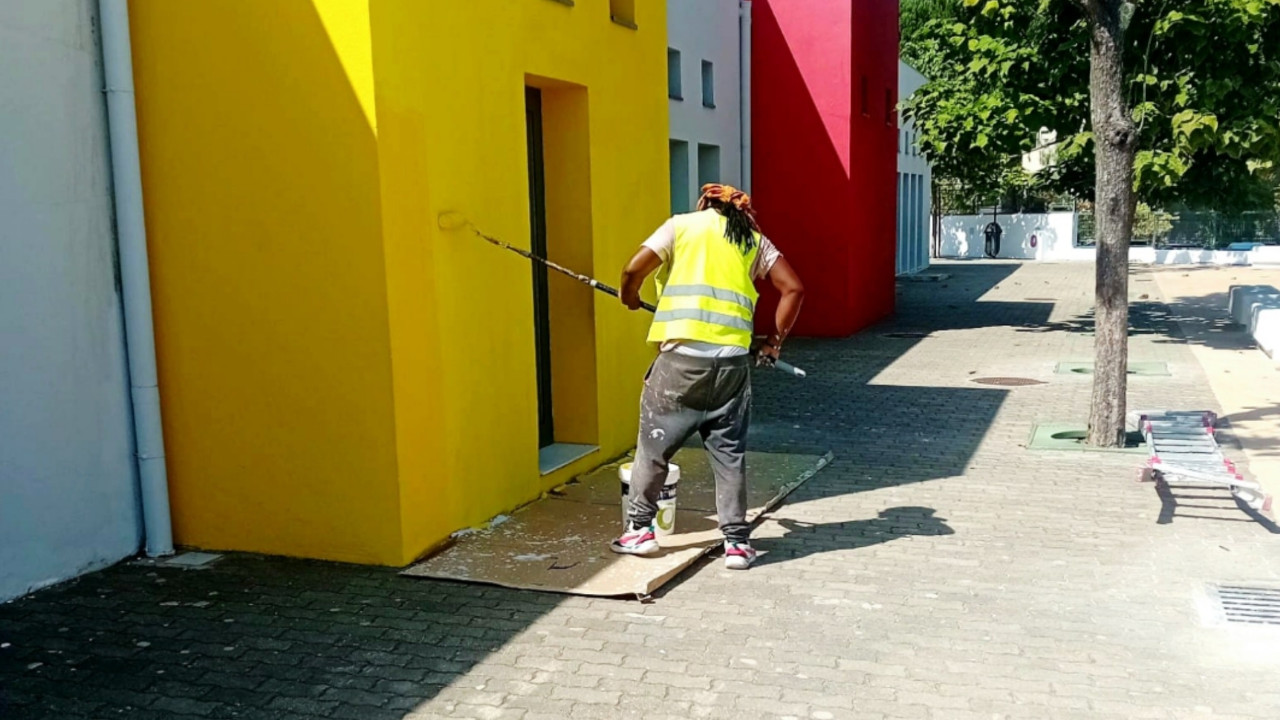 Realização de trabalhos de pintura na Escola Narcisa Pereira