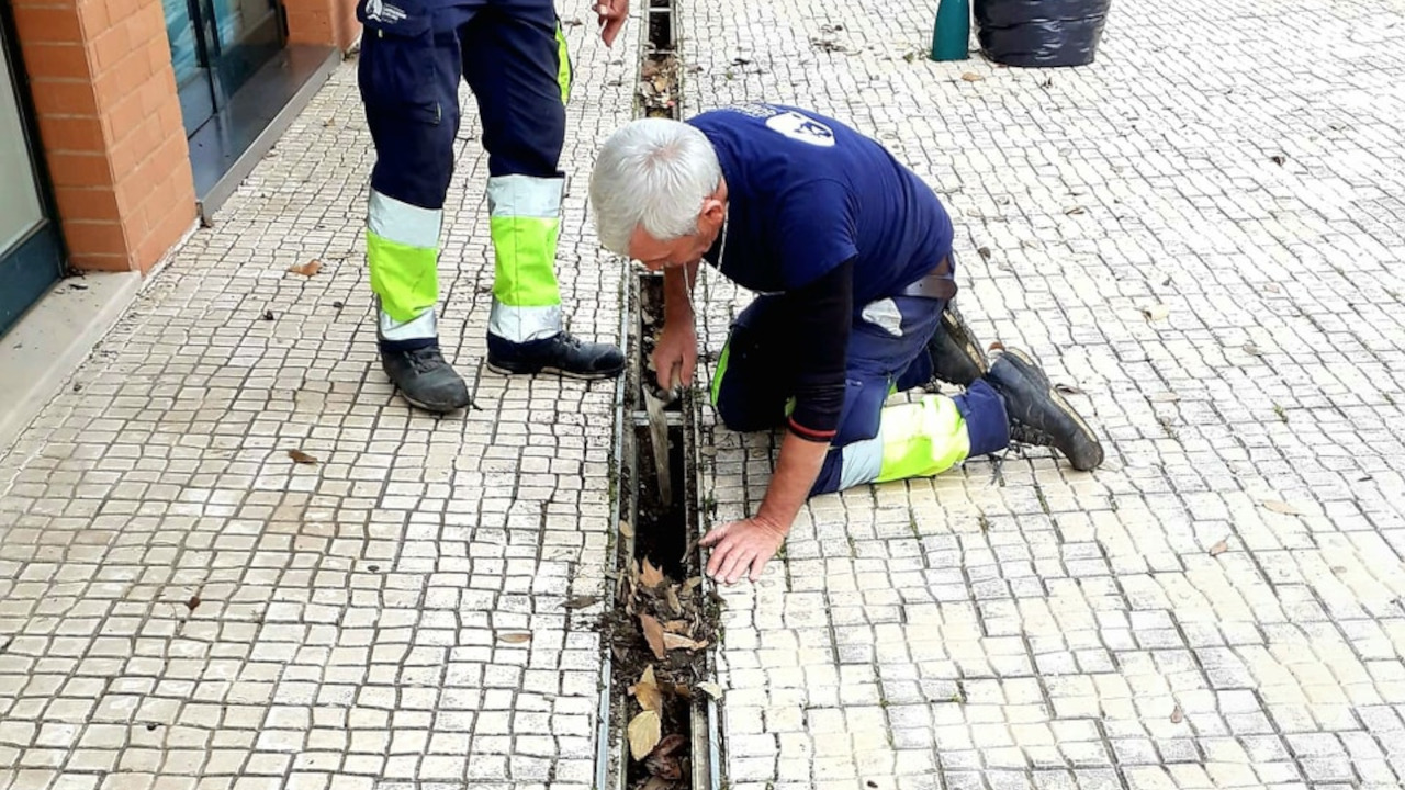 Trabalhos de desobstrução de sarjetas e caleiras no território