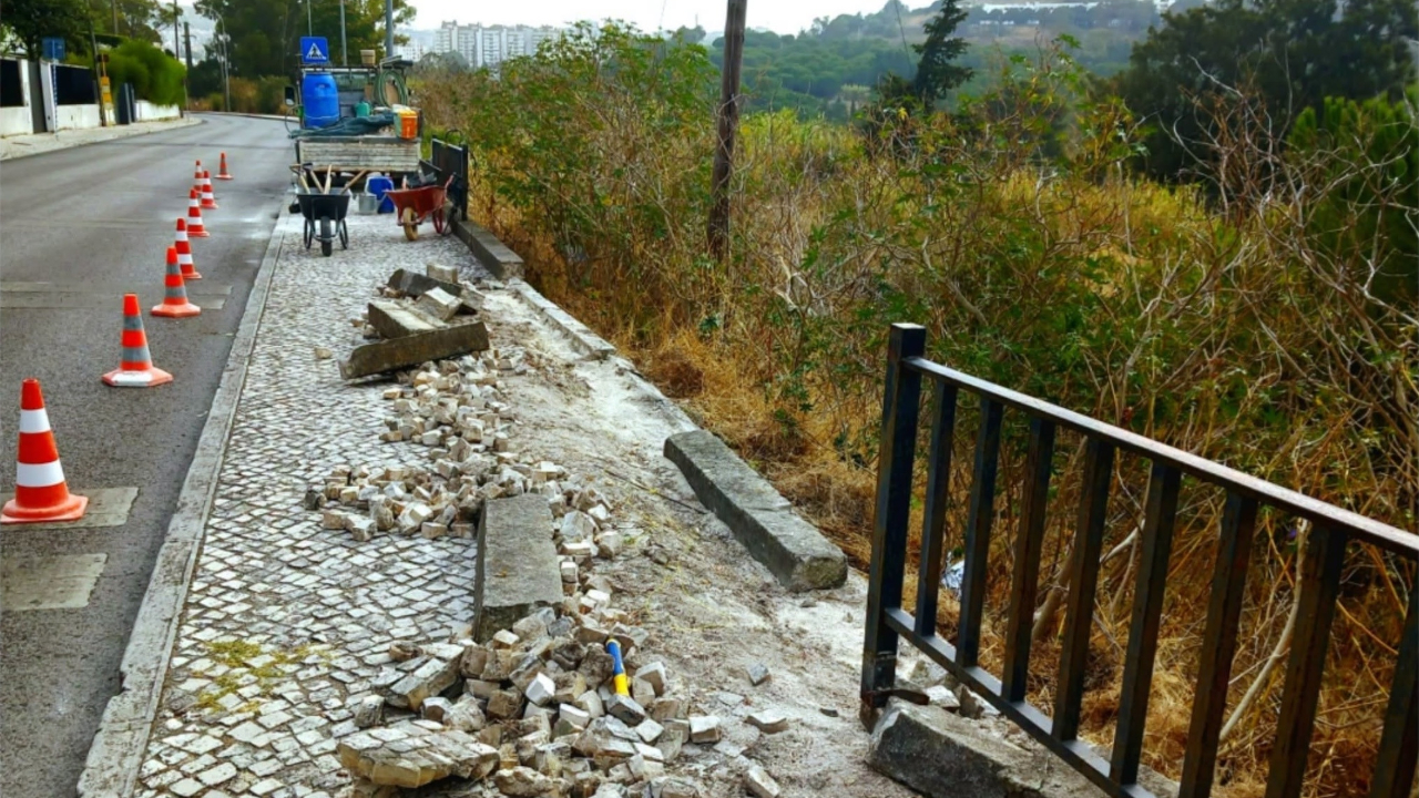 Reparação de calçada na Avenida Tomás Ribeiro