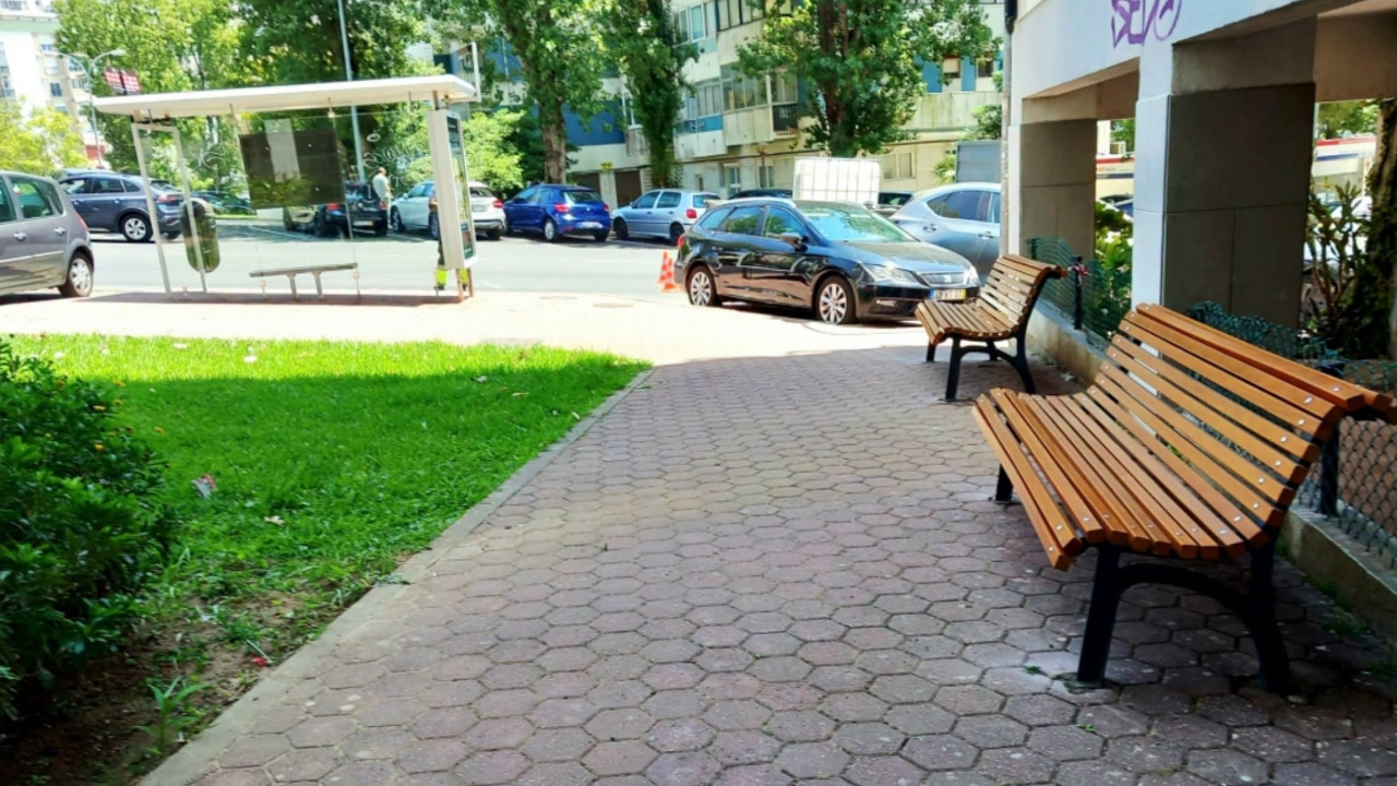 Instalação de novos bancos na Rua Manuel Teixeira Gomes