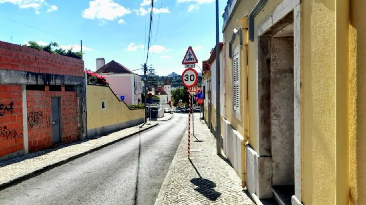 Recolocação de sinalização na Visconde Moreira de Rey