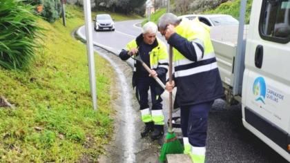 Limpeza de sumidouros e sarjetas em curso