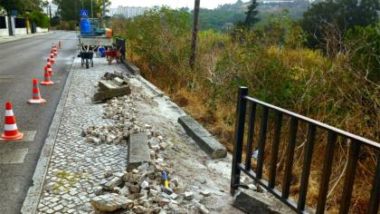 Reparação de calçada na Avenida Tomás Ribeiro